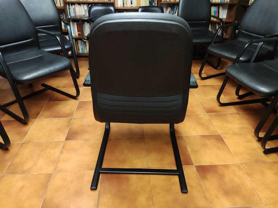 8 Cadeirões pretos de escritorio em pele sintética e metal