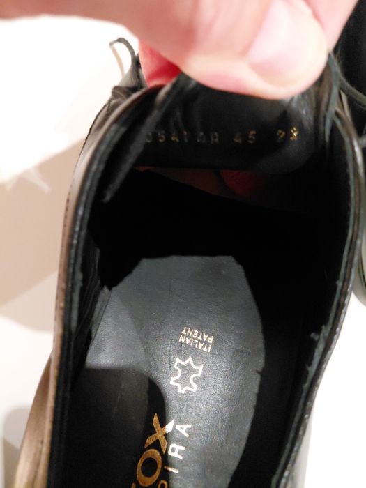 Sapatos pretos de homem