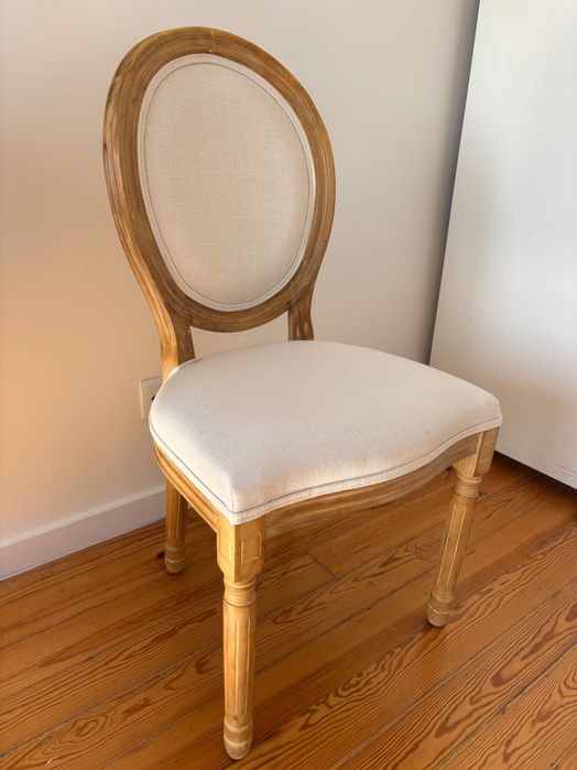 Conjunto de 8 cadeiras de sala de jantar em excelente estado.