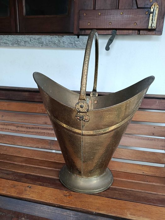 Cesto para lenha tradicional em latão
