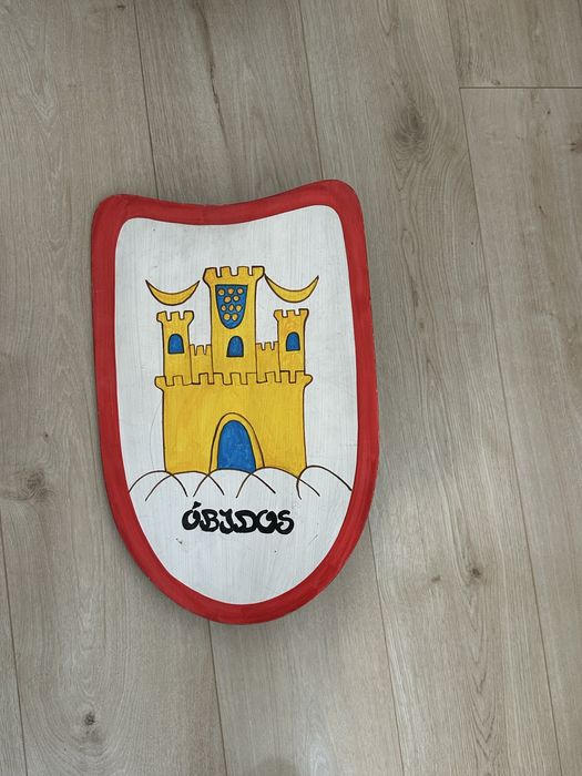 Escudo de madeira de brincar