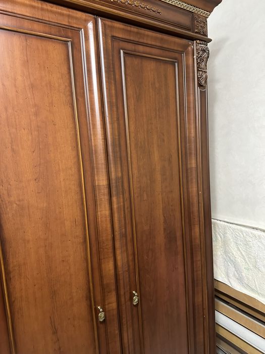 Деревяна шафа для одягу