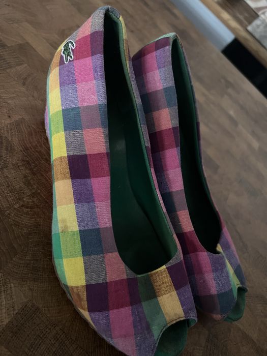 Klapki na koturnie Lacoste