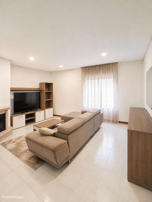 T2 com Garagem, Arrumos e Terraço e Jardim