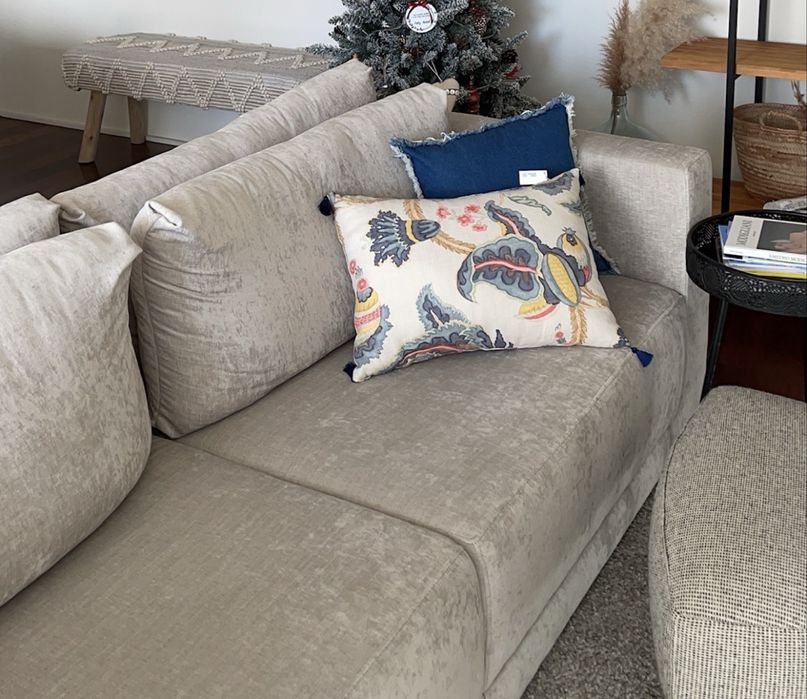 Sofa cinza claro marca Woodspace