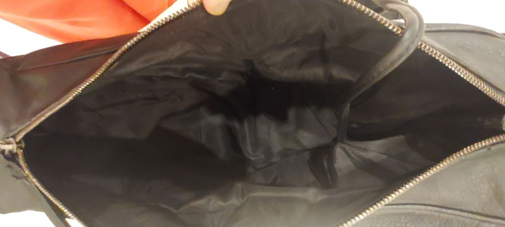 Carteira em pele,praticamente como nova