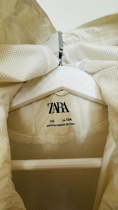 Вітровка для дівчинки Zara. Молочного кольору.