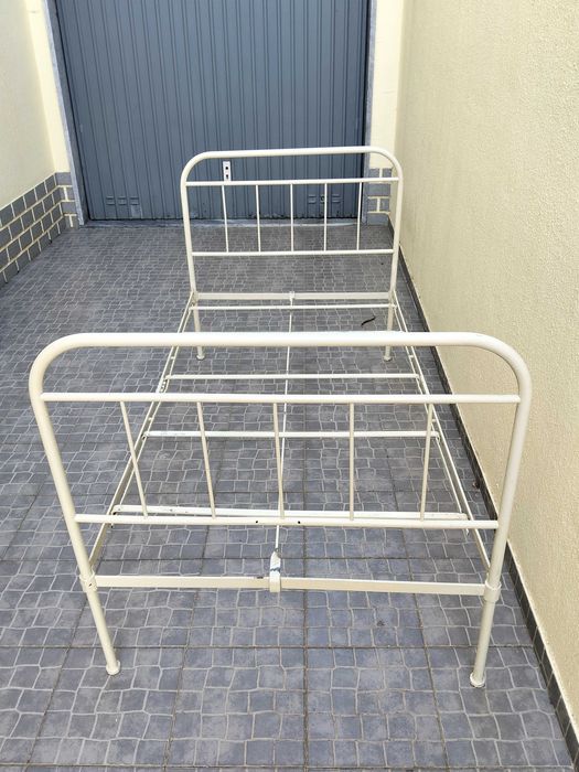 Cama de ferro clássica de corpo e meio com estrado e colchão molaflex