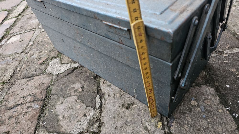 Metalowa skrzynka na narzędzia