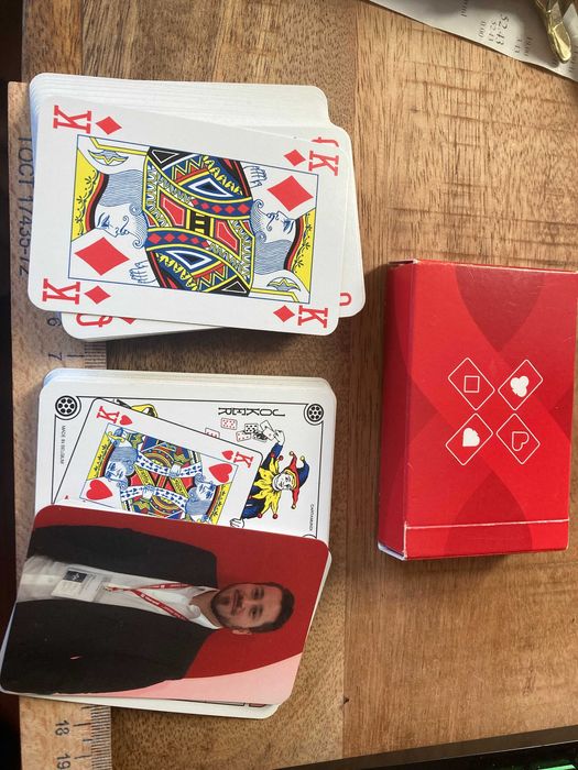 Подарок Набор карты игральные 2 шт + 5 кубиков в пенале Дерево Зарики