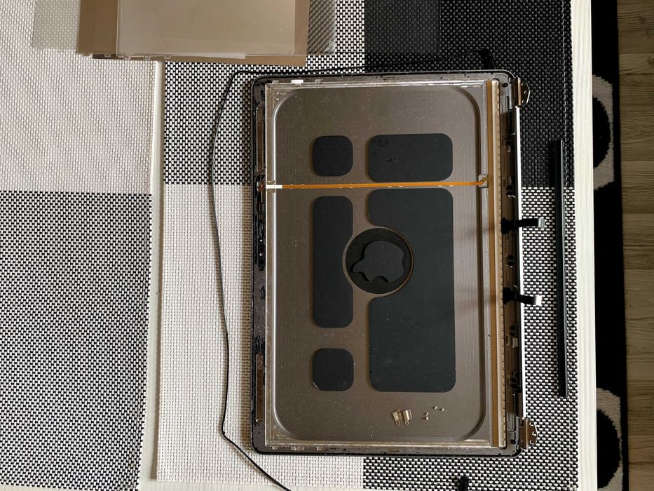 Uszk. ekran MacBook Air M1 bez wyświetlacza. Części sprawne.