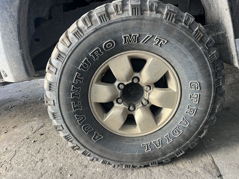 Pneus 33 + jantes tiyota hillux