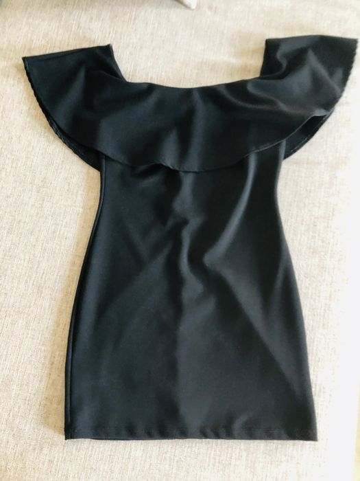 Vestido preto curto e justo
