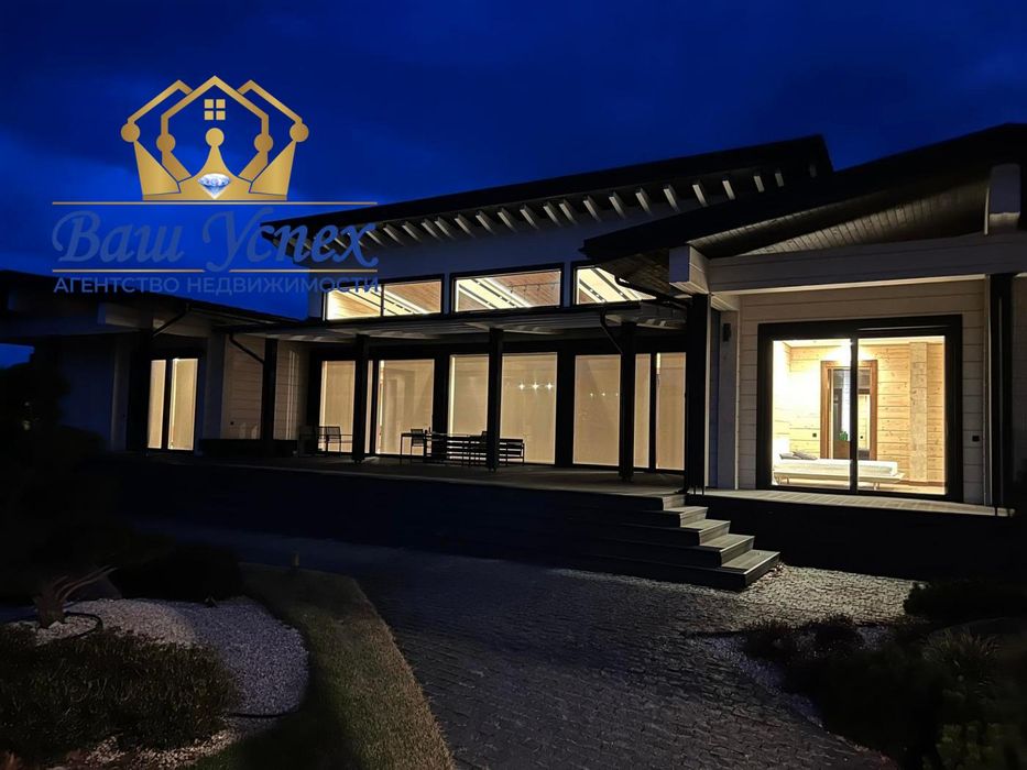 Продажа современного дома в городке с выходом на озеро.