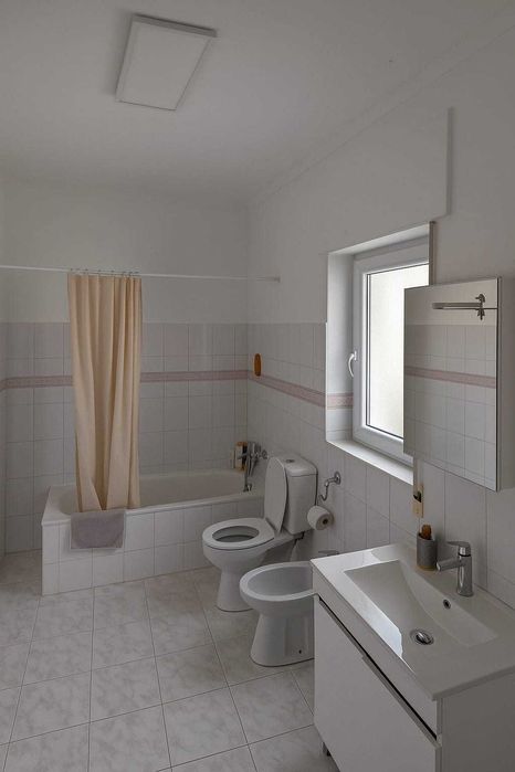 Quarto em Sobreda Margem Sul: Contrato + Água e Wifi Incluídos