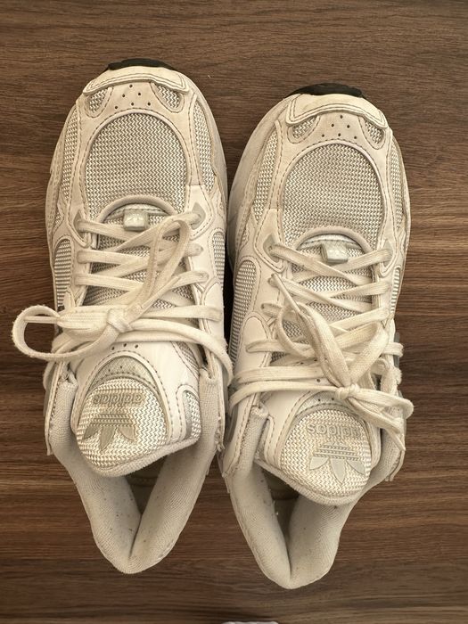 Білі кросівки Adidas