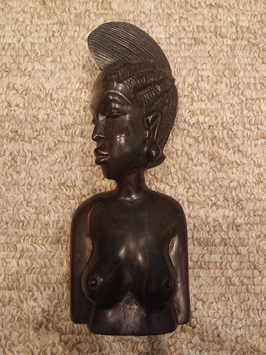 Женские фигуры, изготовлены из дерева, Афріка.