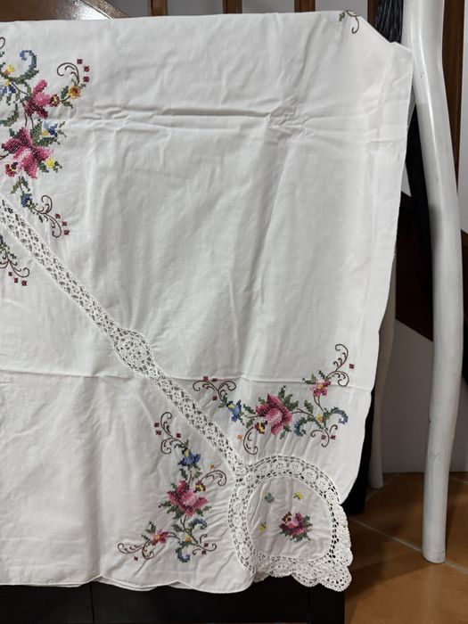 Toalha branca de renda c flores 2,50 x1,62