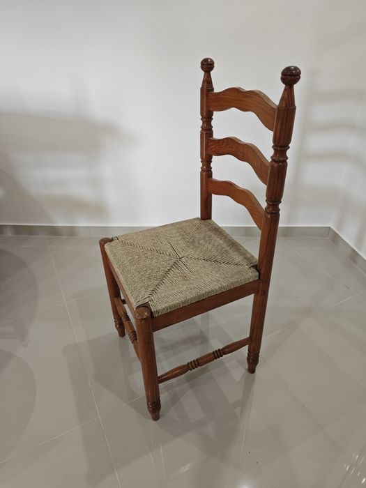 Mesa oval com 8 cadeiras