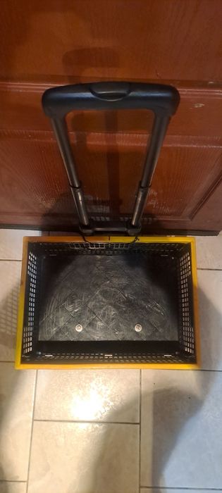 Podręczny składany  wózek transportowy ze skrzynką.