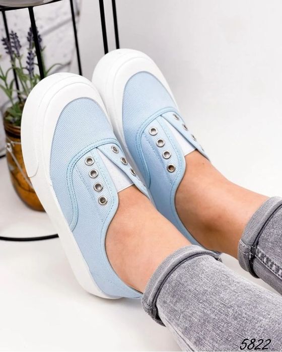 Продаю женские кеды