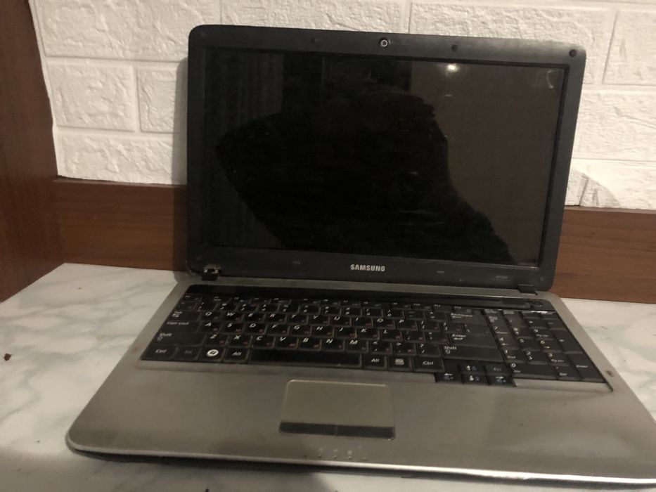 Ноут бук самсунг  зарядка в помплекті працює с мінусів видно на фото