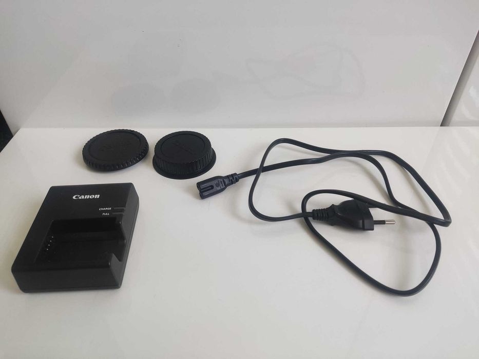 Aparat fotograficzny Canon EOS 2000d wraz z obiektywem