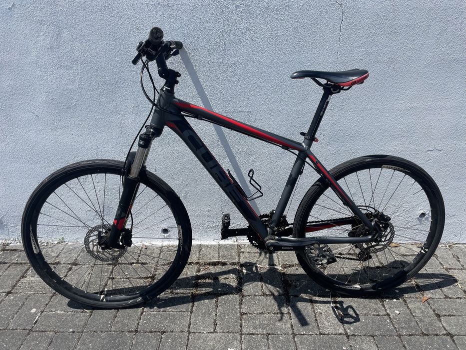Bicicleta CUBE montanha