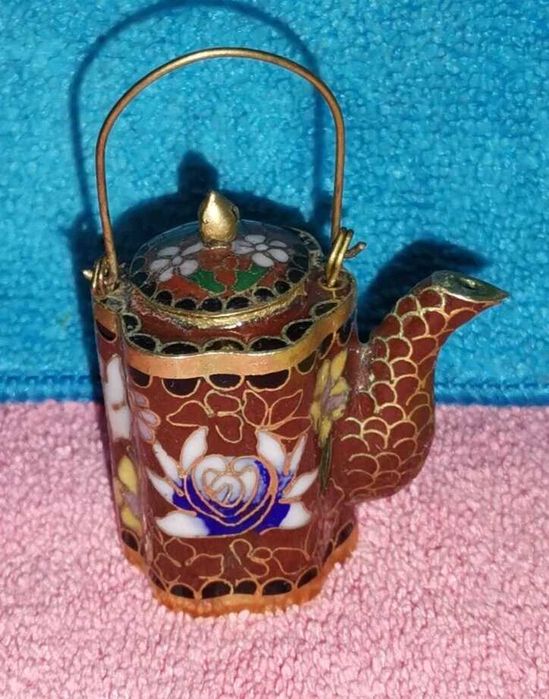 Bule em miniatura decorativo 
feito com a técnica de esmalte cloisonné