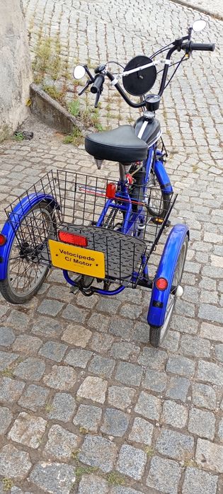 Triciclo com motor auxiliar. Único a  gasolina 2T  e a funcionar na perfeição não não á outro igual.