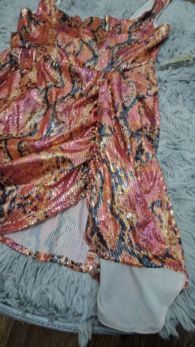 Gorsetowa, cekinowa sukienka Asos - wężowy wzór 44/46