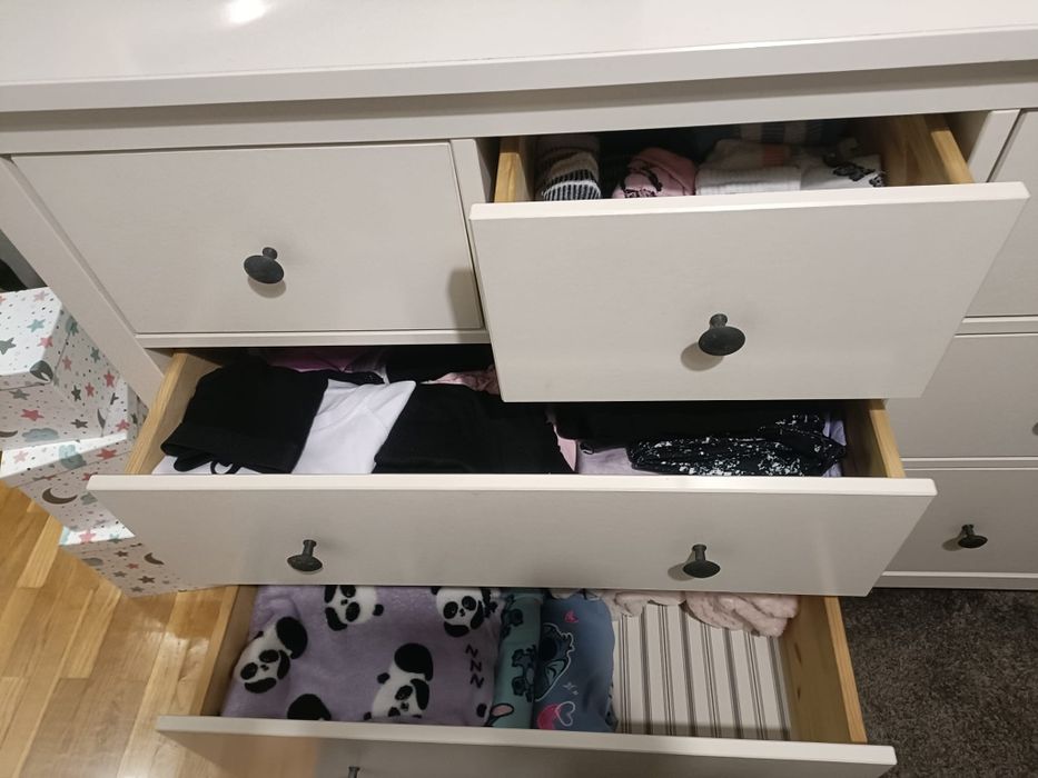 Cómoda branca com bastante arrumação