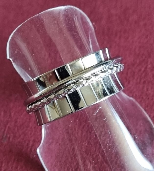 Anel prateado, em aço, muito elegante. Ajustável