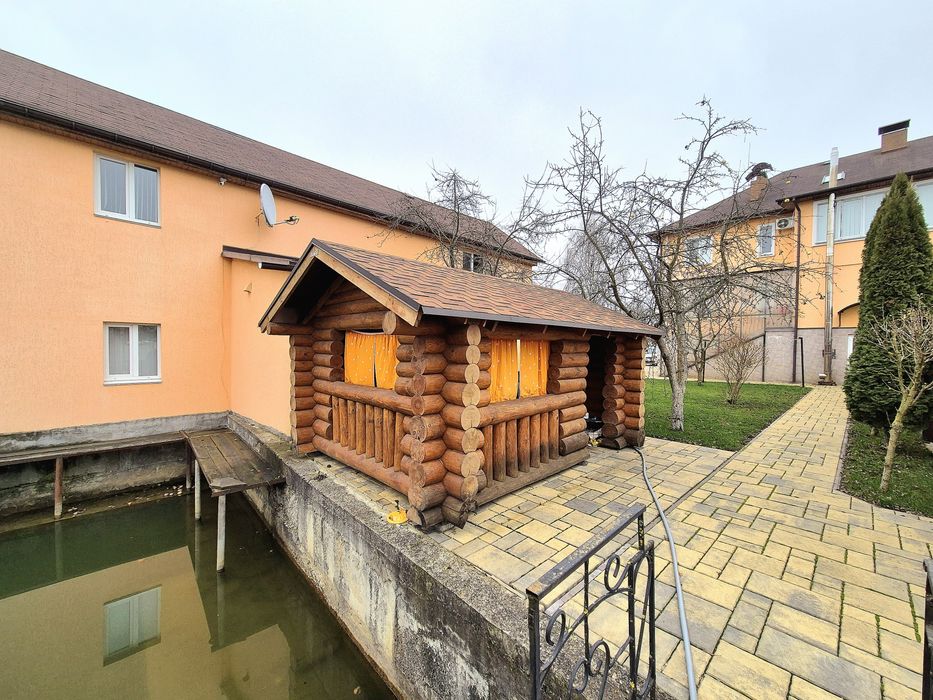 Два будинки з банею та зарибленим власним  озером р-н Аєропорту