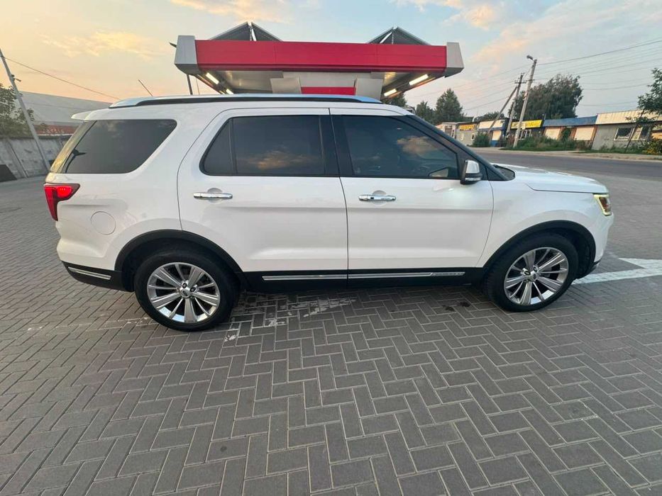 автомобіль форд експлоер