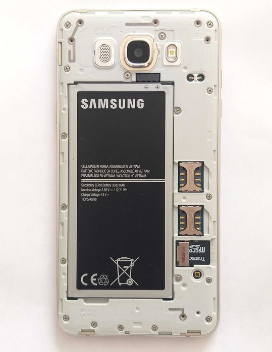 Смартфон Samsung J7 2016 Gold NFC