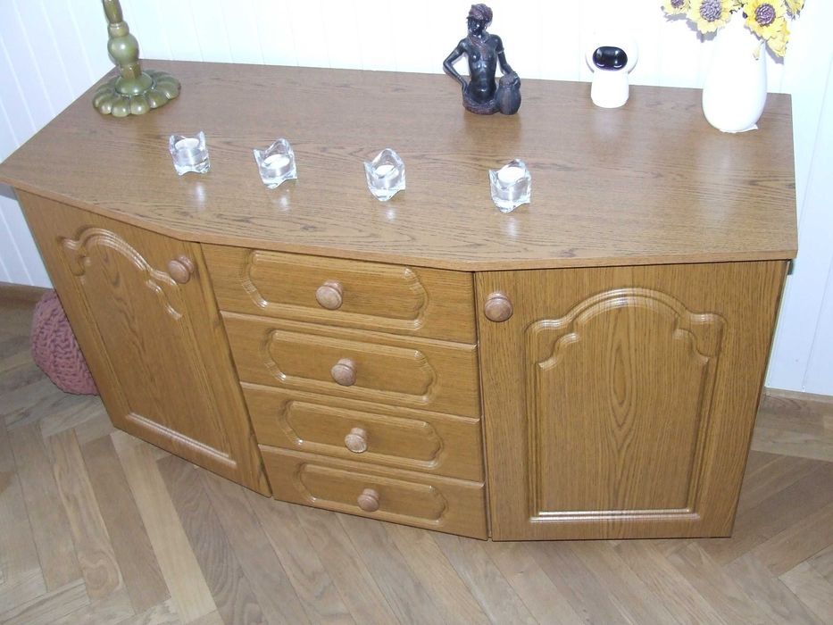 Stół 8 krzeseł plus komoda