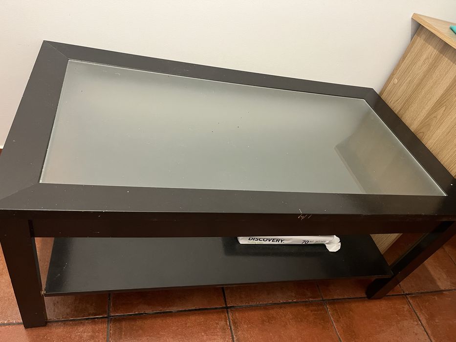 Mesa de centro com tampão de vidro