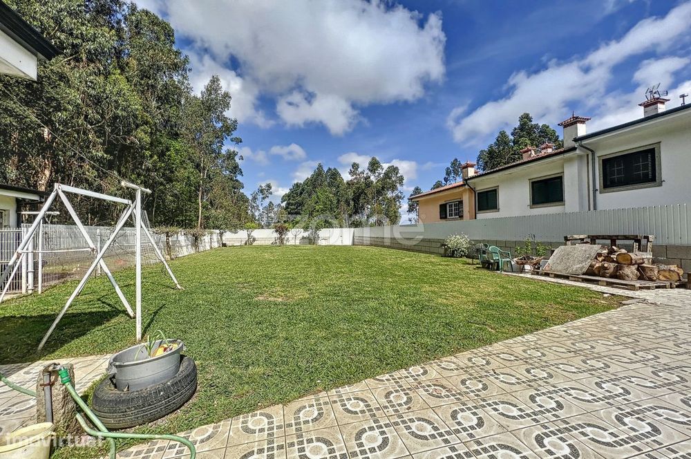 Moradia T4 de 4 frentes num lote de terreno de 3020m2 em Fiães.