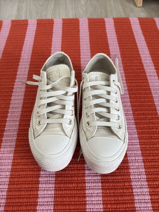 All stars brancos em pele/couro com plataforma