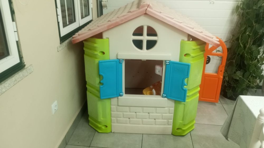 Casa para crianças brincar em muito bom estado.