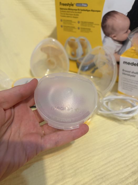 Електронний двофазний молоковідсмоктувач  Medela Freestyle Hands-Free