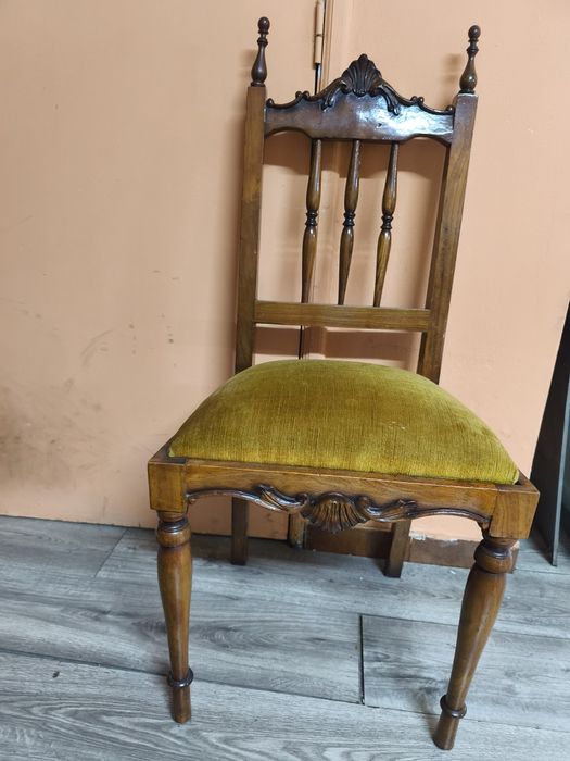 Cadeira antiga a precisar de pequeno restauro