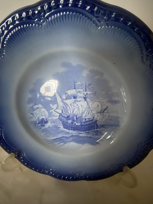 Prato com caravela em faianca de Sacavem