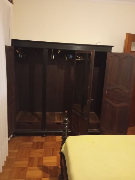 Vendo este roupeiro muito bonito bom estado