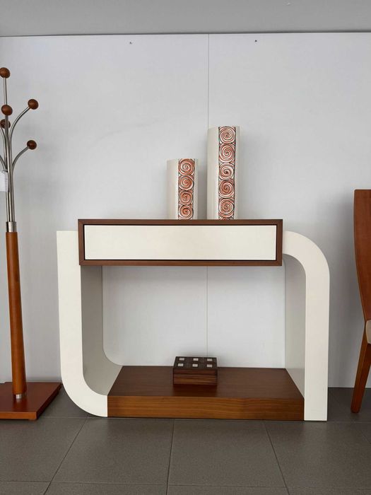 Consola lacada + nogueira em exposição