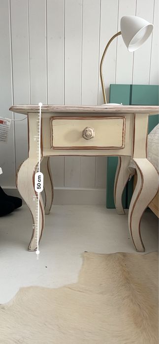 Conjunto de mesas de cabeceira em madeira