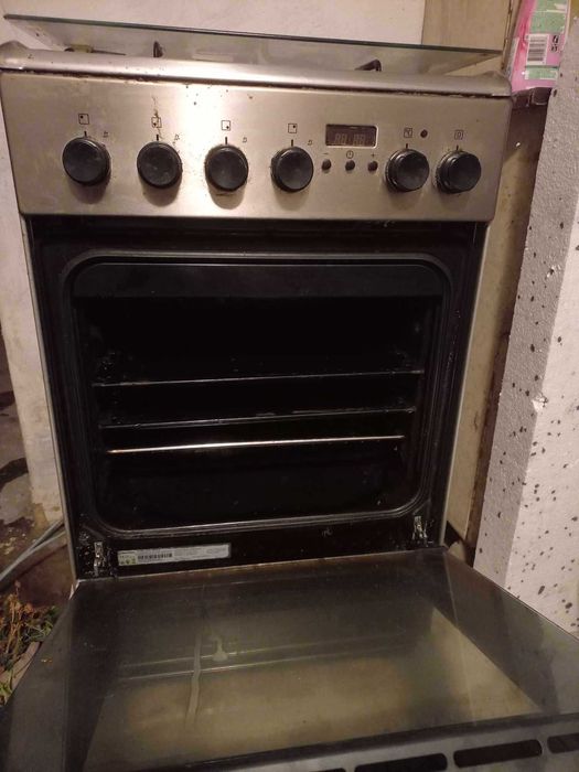 Używana kuchenka gazowo-elektryczna Electrolux EKK545530OX.