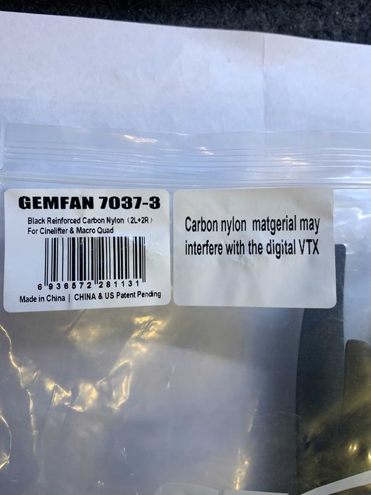 GEMFAN 7037-3 czarne śmigła karbon-nylon 2L+2R – komplet 4 szt.