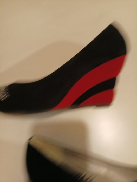 Sapatos em camurça em preto e vermelho,, de marca FAFALA, tamanho 38,usados duas vezes,como novosver